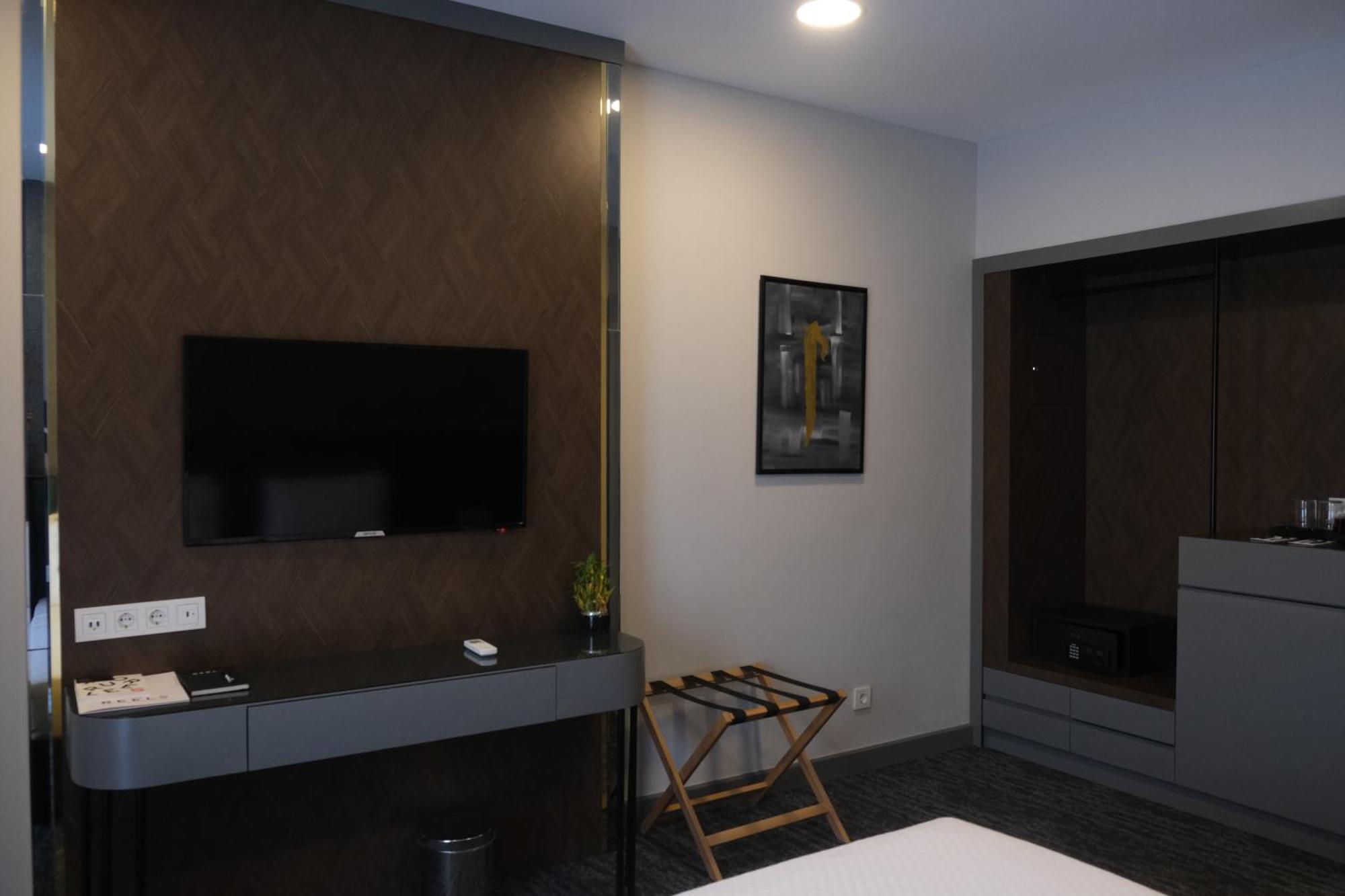Hotel Four Reels Serdivan Habitación foto